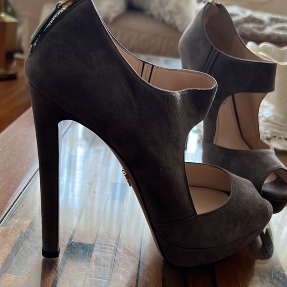 Gorgeous Prada taupe color velvety suede - Picture 2 of 9